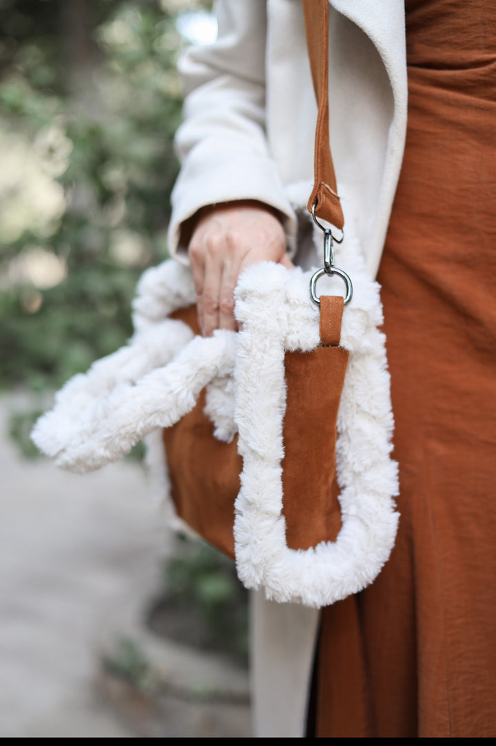 Suede bag with fur edges