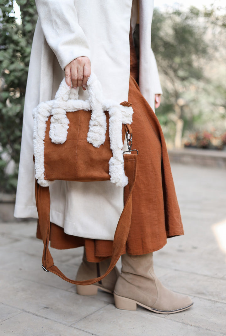 Suede bag with fur edges