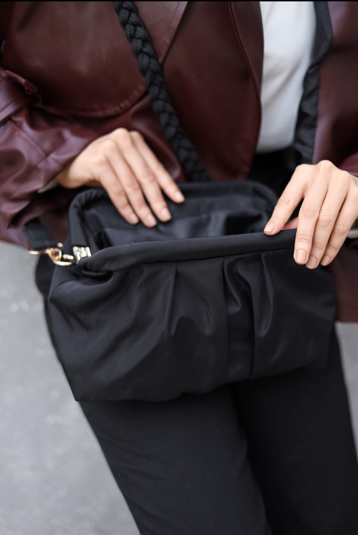 Black frameless bag